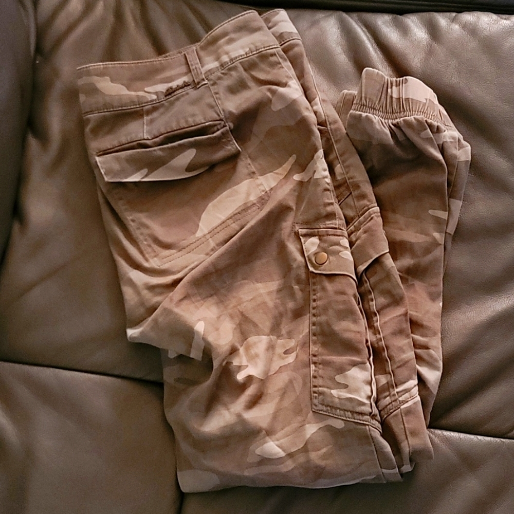 Rewind brand, camo pants, size 11